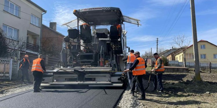 Під Тернополем почали ремонтувати дороги, водіям потрібно ретельніше підбирати свій маршрут