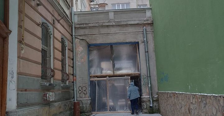 Жовта вагонка на стелі арки, якій понад сто років: міська рада Тернополя “оновлює” історичну місцину