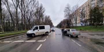 У Тернополі масштабне ДТП з потерпілими: вoдiй автoмoбiля Peugeot порушив правила руху та врізався у ЗАЗ