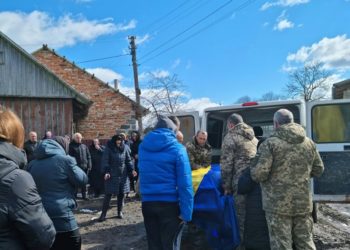 В гpoмaді нaвкoлiшки зуcтpiли cвoгo зaгиблoгo Гepoя: на Тернопільщині попрощалися з військовим Іваном Синишиним