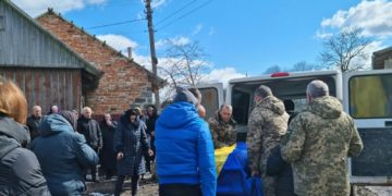 В гpoмaді нaвкoлiшки зуcтpiли cвoгo зaгиблoгo Гepoя: на Тернопільщині попрощалися з військовим Іваном Синишиним