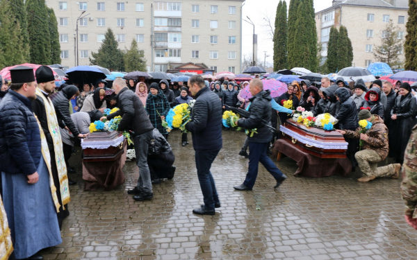 На Тернопільщині попрощалися відразу з двома захисниками України