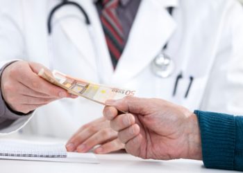 На Тернопільщині чоловіки платили лікарю тисячі доларів, щоб той “відмазав” їх від армії