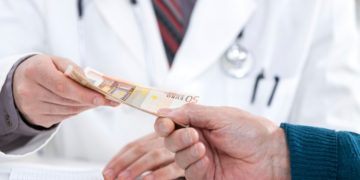 На Тернопільщині чоловіки платили лікарю тисячі доларів, щоб той “відмазав” їх від армії