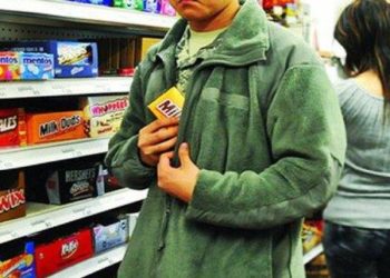 На Тернопільщині молодики обкрадали магазини, та забули про камери відеоспостереження