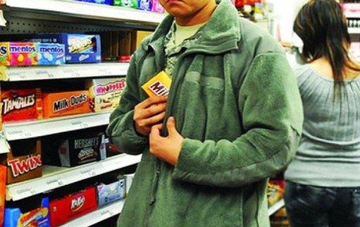 На Тернопільщині молодики обкрадали магазини, та забули про камери відеоспостереження