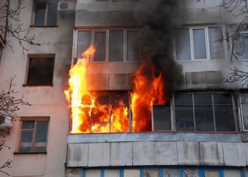 В центрі Тернополя горів будинок: пожежники врятували 2 сусідні приміщення