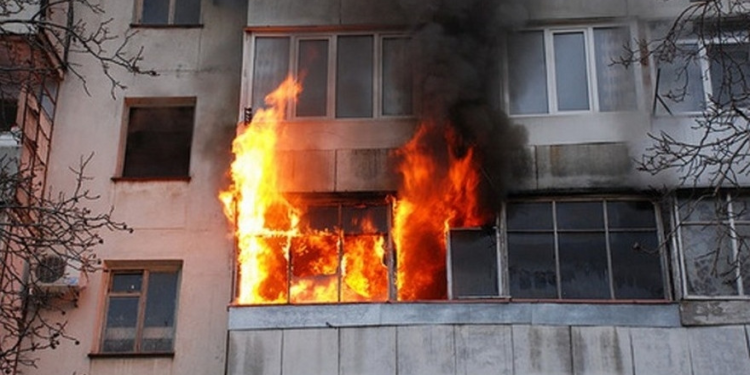 В центрі Тернополя горів будинок: пожежники врятували 2 сусідні приміщення