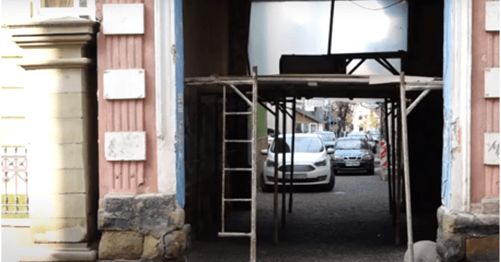 В час війни міська рада Тернополя виділяє гроші на відновлення арки в центрі міста