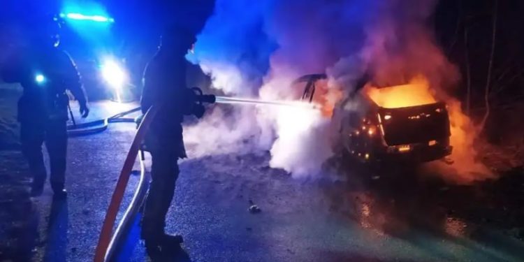 У Тернополі вщент згоріла елітна іномарка