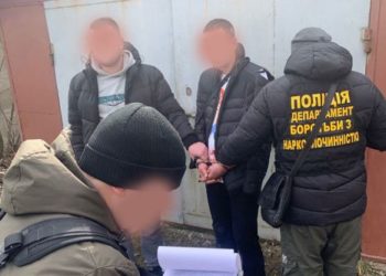 У Тернополі чоловік накинувся з ножем на поліцейського