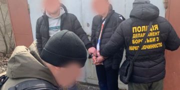 У Тернополі чоловік накинувся з ножем на поліцейського