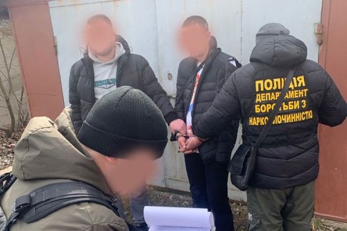 У Тернополі чоловік накинувся з ножем на поліцейського