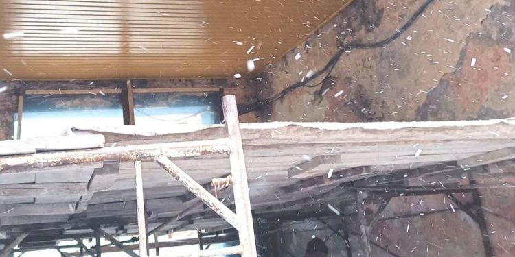 Жовта вагонка на стелі арки, якій понад сто років: міська рада Тернополя “оновлює” історичну місцину