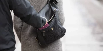 Поліцейські затримали тернополянина, який обкрадав людей в громадських місцях