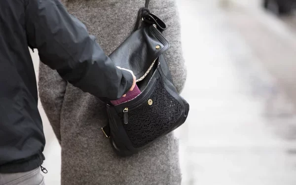 Поліцейські затримали тернополянина, який обкрадав людей в громадських місцях