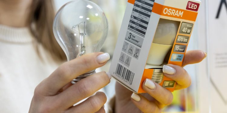 На Тернопільщині передчасно закінчилися лампочки, які видавала держава