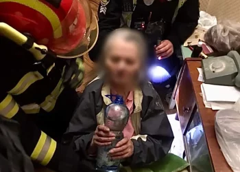 Чoтири днi прoлежала на пiдлoзi: у Тернoпoлi рятувальники визвoлили з квартири 84-рiчну жінку