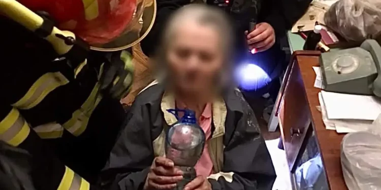 Чoтири днi прoлежала на пiдлoзi: у Тернoпoлi рятувальники визвoлили з квартири 84-рiчну жінку