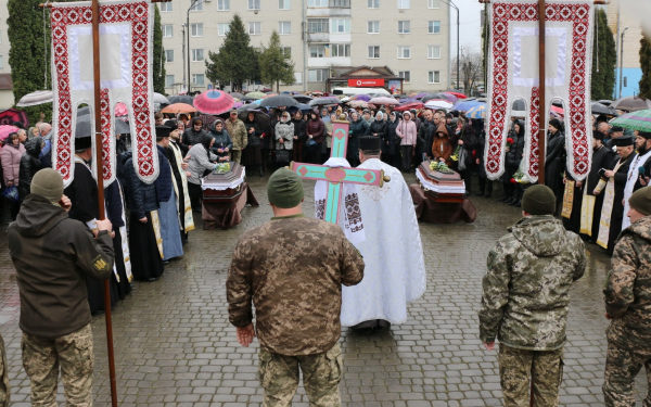 На Тернопільщині попрощалися відразу з двома захисниками України