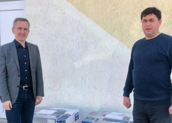 Волонтери БФ «Хвилі змін» Руслан Кулик і Тарас Савчук передали два потужних генератори для навчального закладу села Кальне Зборівської громади