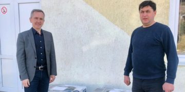 Волонтери БФ «Хвилі змін» Руслан Кулик і Тарас Савчук передали два потужних генератори для навчального закладу села Кальне Зборівської громади