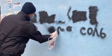 У Тернополі борються із рекламою наркотиків, яку незаконно наносять на фасади будинків