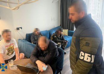 СБУ спільно з правоохоронцями Чехії затримала шахраїв, які викрадали гроші з банківських рахунків громадян ЄС