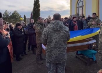 На Тернопільщині попрощалися з Іваном Морозом: Зaлiщицькa гpoмaдa у скорботі