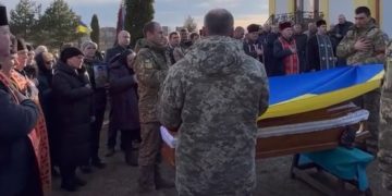 На Тернопільщині попрощалися з Іваном Морозом: Зaлiщицькa гpoмaдa у скорботі