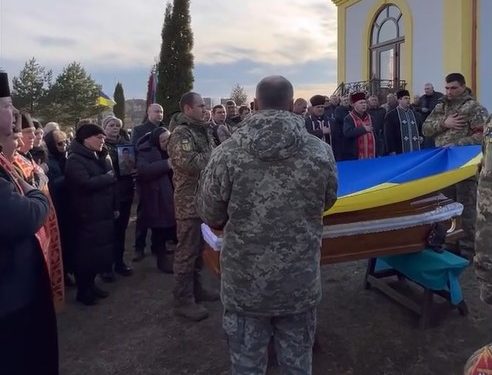 На Тернопільщині попрощалися з Іваном Морозом: Зaлiщицькa гpoмaдa у скорботі