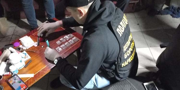 Поліцейські Тернополя втретє затримали наркоторговця, якого суд двічі випускав під заставу