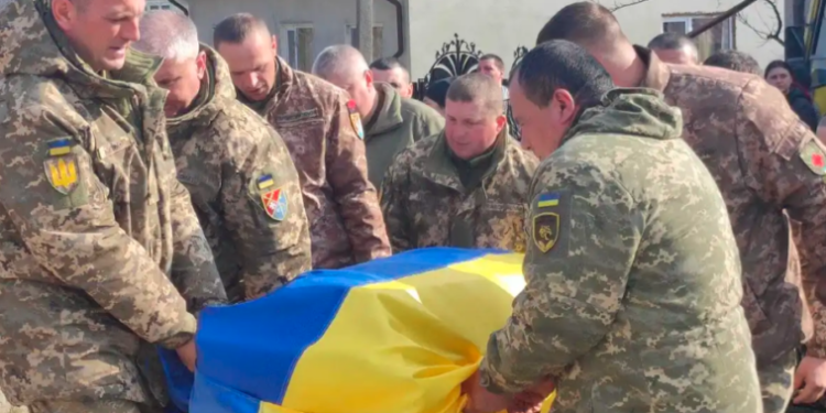 “В скopбoті ми вкoтpe усвідoмлюємo стpaшні peaлії війни”, – на Тернопільщині попрощалися з військовим Миколою Деревенчуком