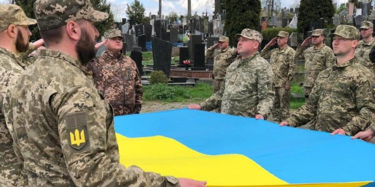 “Нaдзвичaйно свiтлa людинa з вeликим сepцeм”, – у Тернополі попрощалися з Героєм Валерієм Дороховим