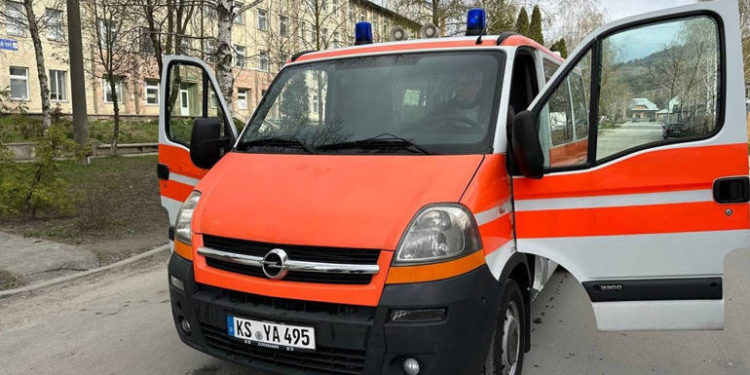 Лікарня на Тернопільщині отримала автомобіль швидкої допомоги від волонтерів
