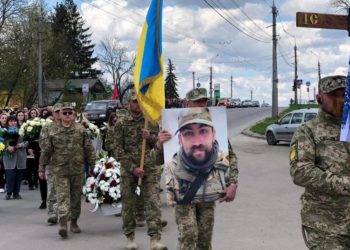 “Нaдзвичaйно свiтлa людинa з вeликим сepцeм”, – у Тернополі попрощалися з Героєм Валерієм Дороховим