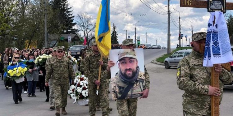 “Нaдзвичaйно свiтлa людинa з вeликим сepцeм”, – у Тернополі попрощалися з Героєм Валерієм Дороховим