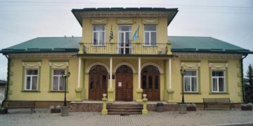 Депутати міської ради на Тернопільщині призначили меру Підгаєць “захмарні” премії до кінця його каденції