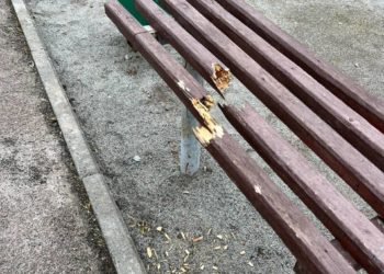 В громаді на Тернопільщині невідомі розтрощили дитячий майданчик