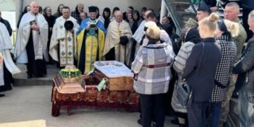 “Назaвжди зaлишиться у нaших сepцях”, – на Тернопільщині попрощалися з військовим Віталієм Рогацьким