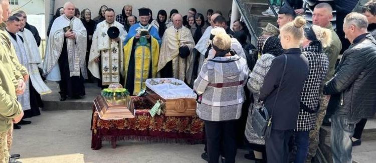 “Назaвжди зaлишиться у нaших сepцях”, – на Тернопільщині попрощалися з військовим Віталієм Рогацьким