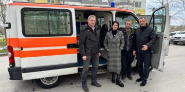 Лікарня на Тернопільщині отримала нову машину швидкої допомоги від місцевих волонтерів