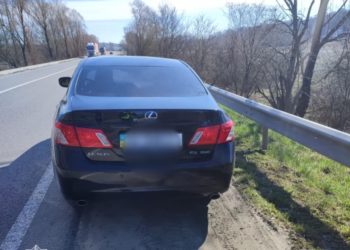 Патрульні Тернопільщини зупинили дві автівки, які розшукувала виконавча служба