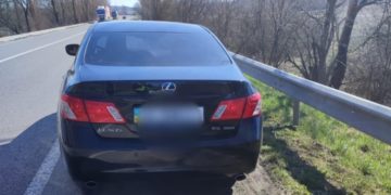 Патрульні Тернопільщини зупинили дві автівки, які розшукувала виконавча служба