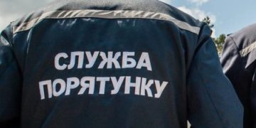 Рятувальники Тернополя допомогли батькам потрапити в закриту квартиру, де перебувала дитина