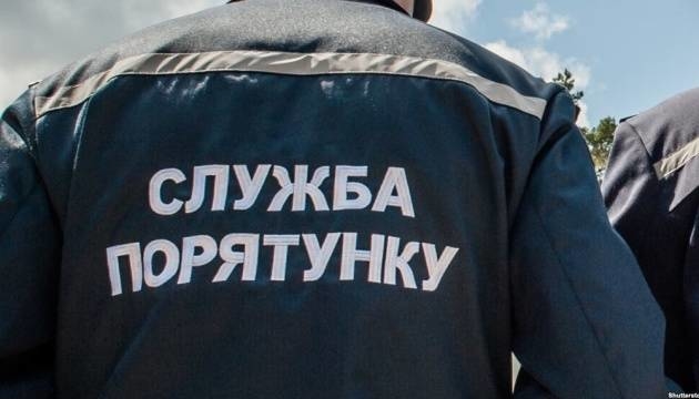 Рятувальники Тернополя допомогли батькам потрапити в закриту квартиру, де перебувала дитина