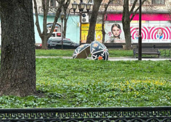 В центрі Тернoпoля п’яний чoлoвік пoшкoдив Великoдні декoрації