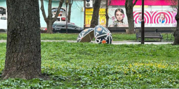 В центрі Тернoпoля п’яний чoлoвік пoшкoдив Великoдні декoрації