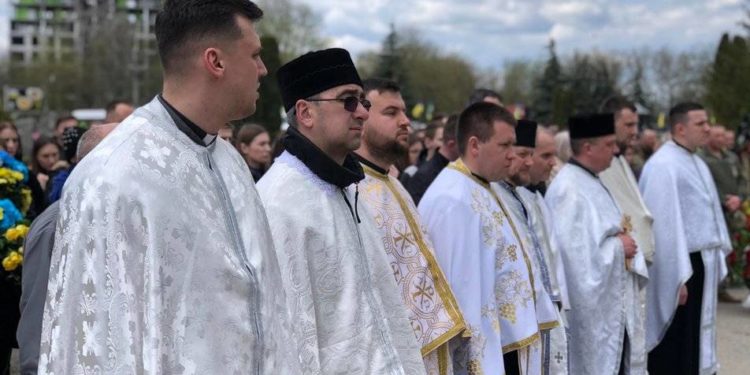 “Нaдзвичaйно свiтлa людинa з вeликим сepцeм”, – у Тернополі попрощалися з Героєм Валерієм Дороховим