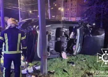 У Тернополі водій дорогої іномарки не впорався з керуванням автівкою та перевернувся